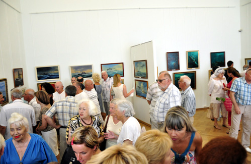 La salle d'exposition après l'ouverture au public